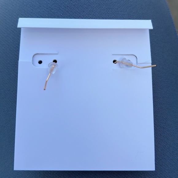 The classic oval shape in the Lee Rose Gold Drop Earrings in Azalea illusion - Picture 4 of 10